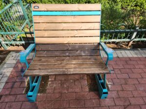 על הספסל בגן האגדה